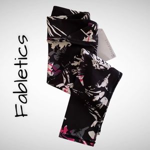 ☀️ NWT FABLETICS "Rise up" Mid Rise Capri workout pants, XXS